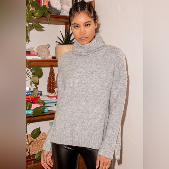 Lulus Sweaters - Lulu’s Favorite Dream Heather Grey Turtleneck Sweater EUC